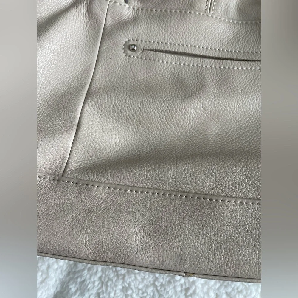 LC: ⭐️HP⭐️ B. Makowsky Leather White Cream Purse with Animal Print Inside - Picture 12 of 15